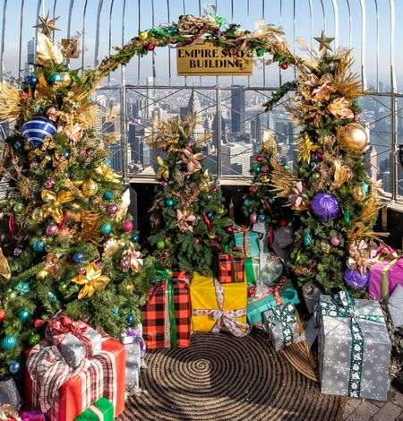 Christmas display at empire state building