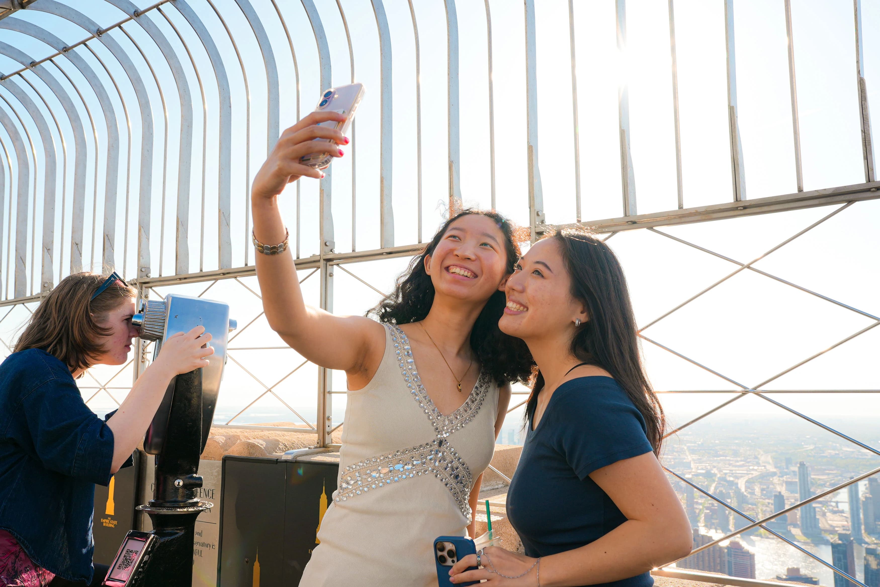 Chicas tomándose selfies en el mirador del piso 86.