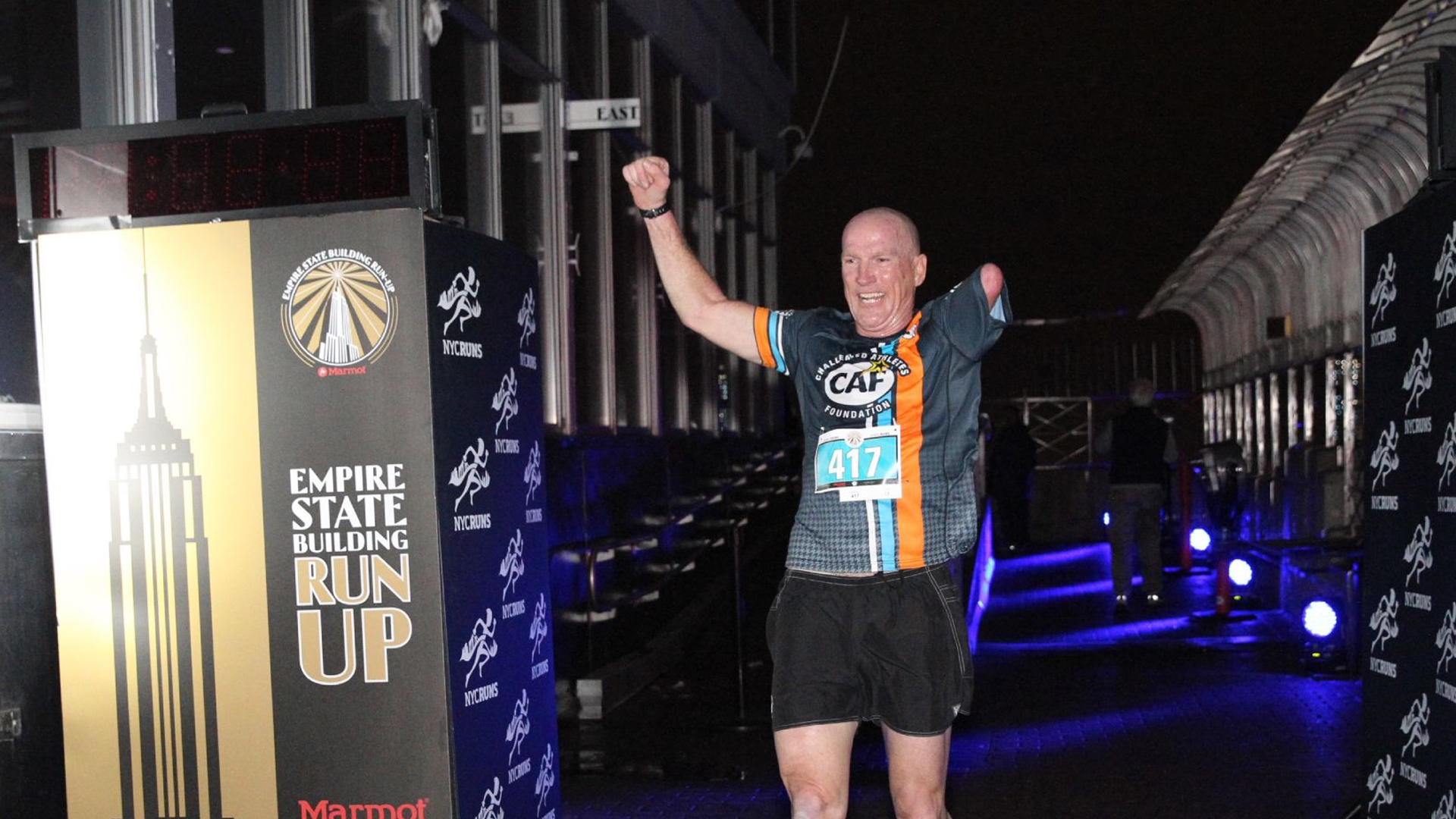 El atleta desafiado completa la carrera hacia el Empire State Building