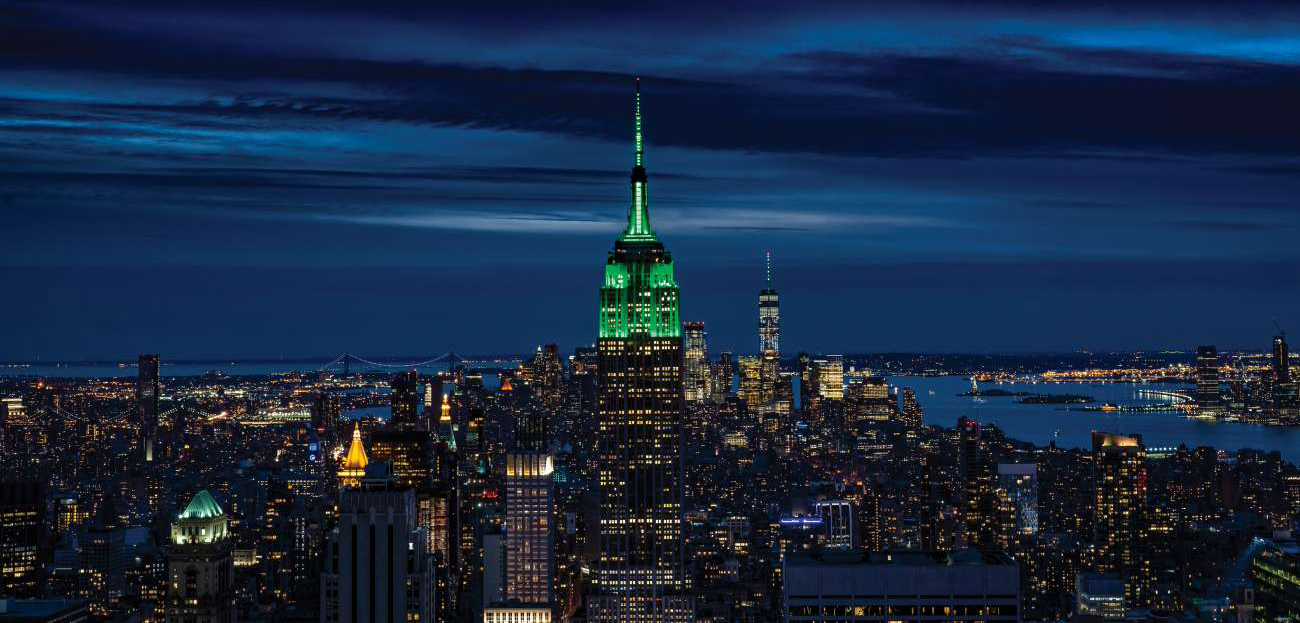 Empire State Building éclairé en vert