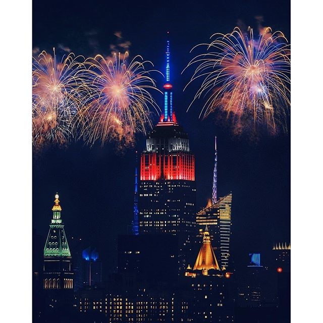 Fogos de artifício à distância atrás do Empire State Building