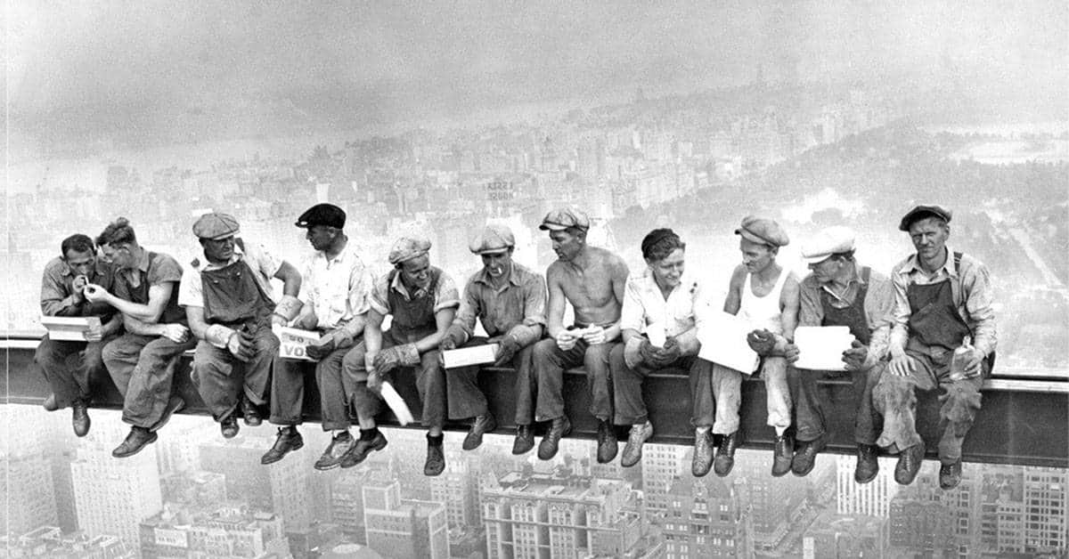 constructores sentados en Empire Statebuilding acero