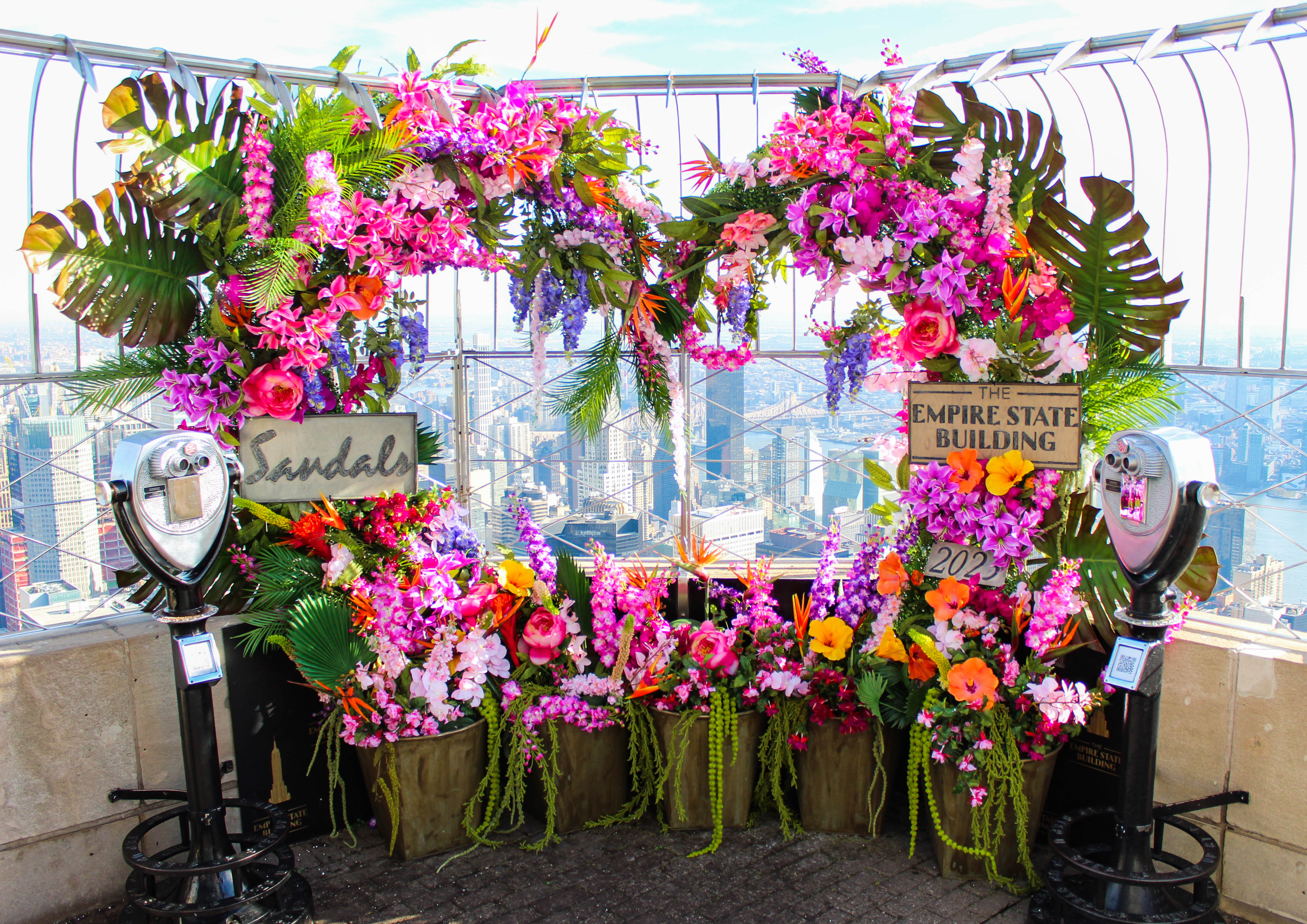 頂上に花があるエンパイアステートビル