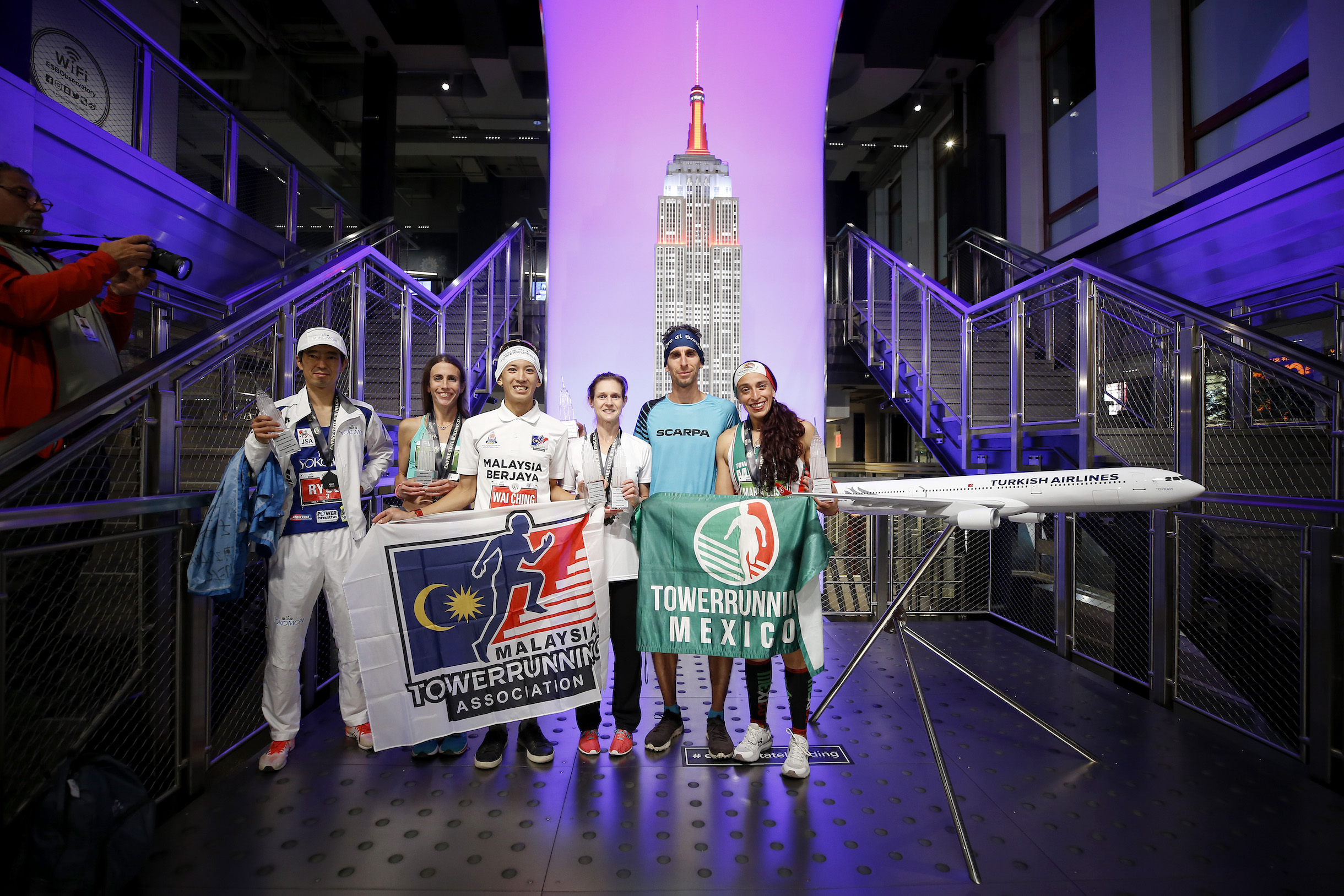 coureurs de maranthon à l'empire state building