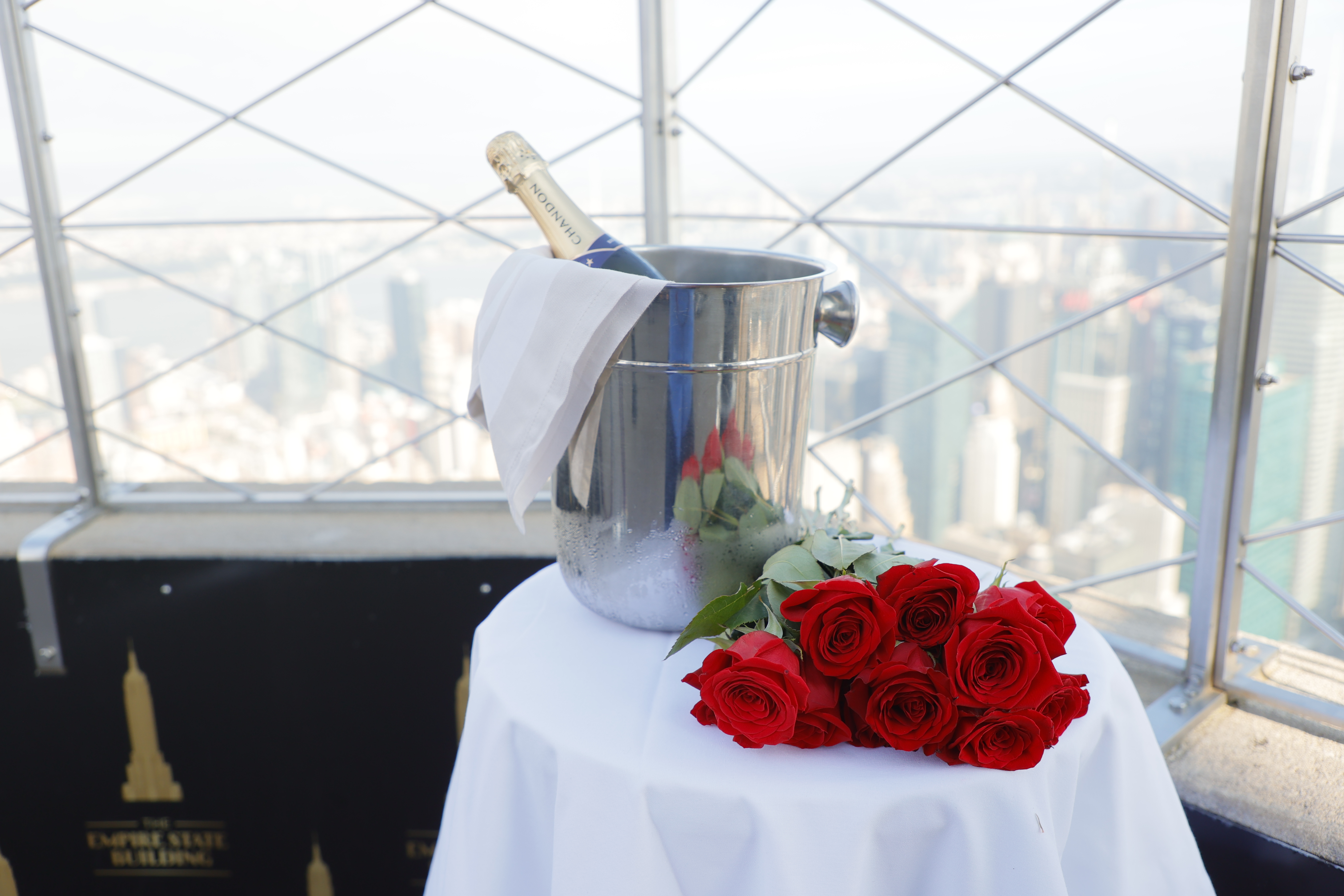 champán y rosas en lo alto del Empire State Building