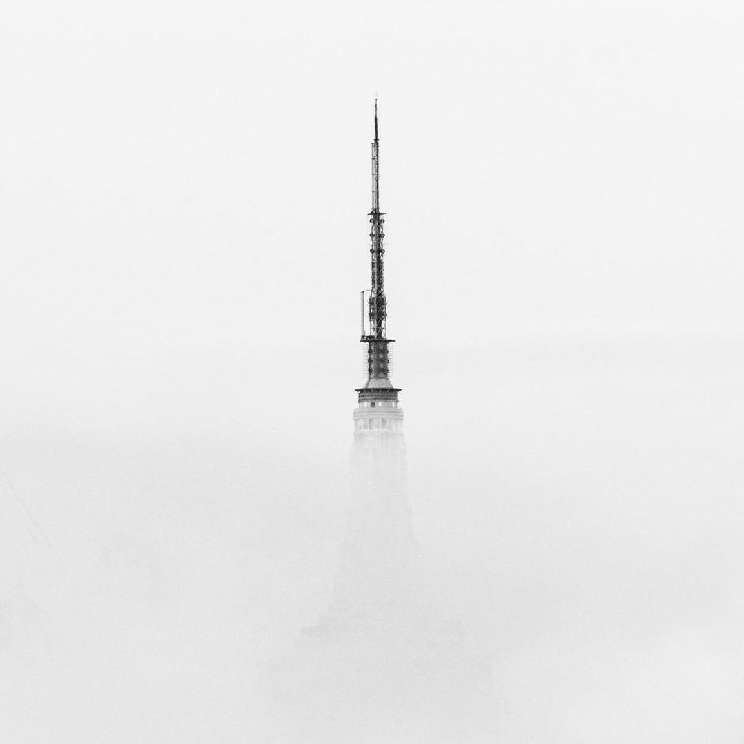 Torre ESB attraverso la nebbia