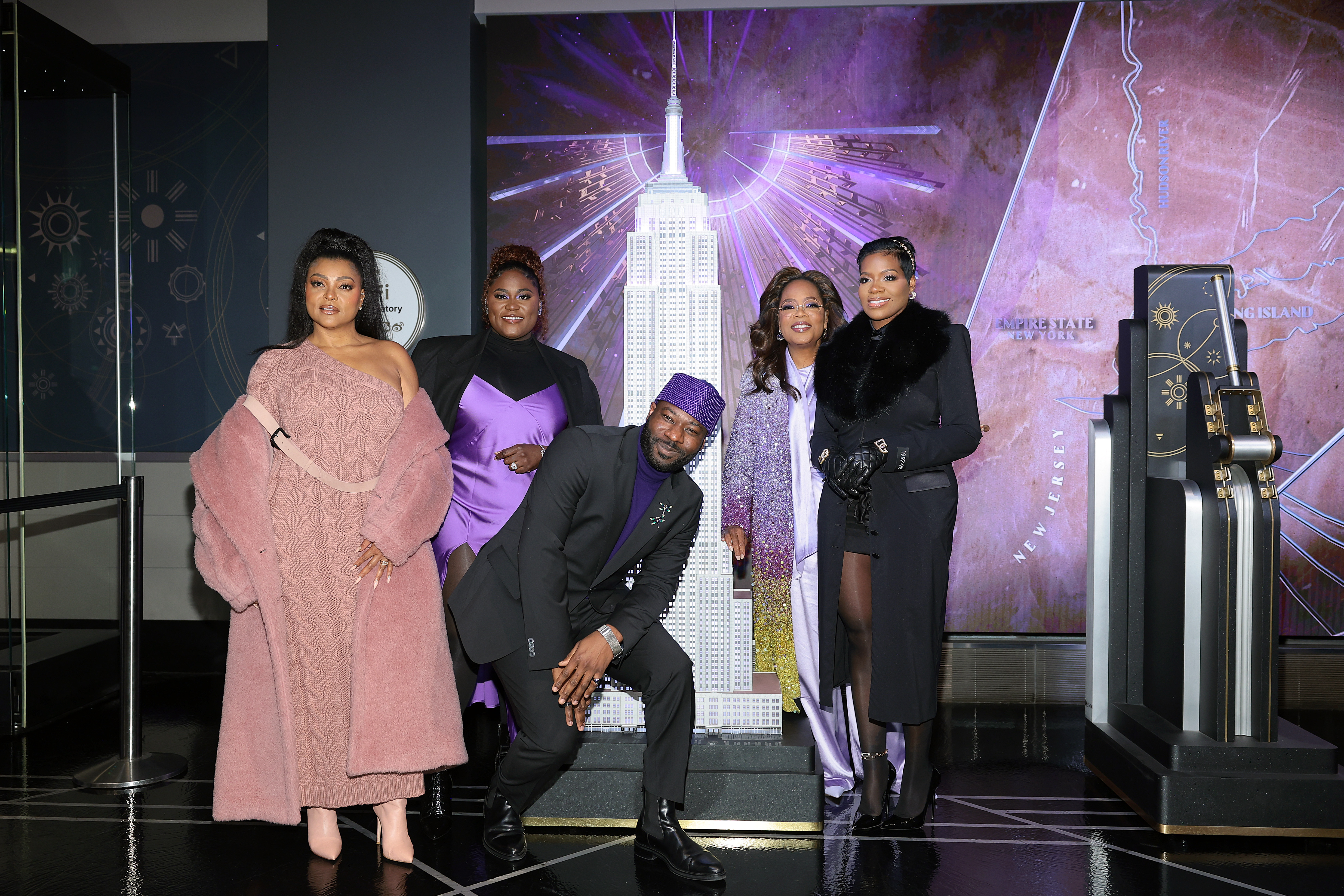 Oprah Winfrey, Blitz Bazawule e il cast di "Il colore viola" illuminano l'Empire State Building