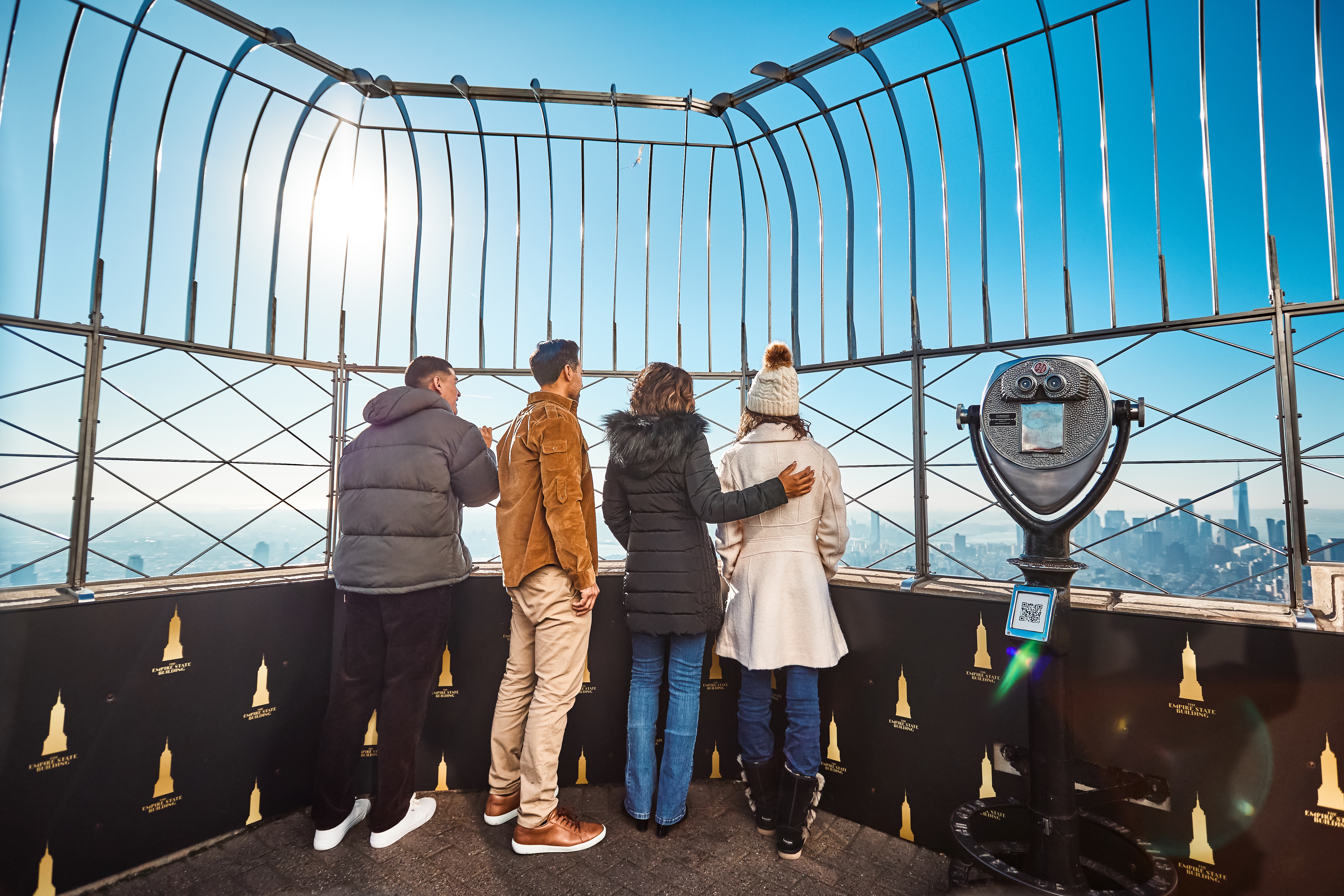 Eine Familie genießt die Aussicht am ESB