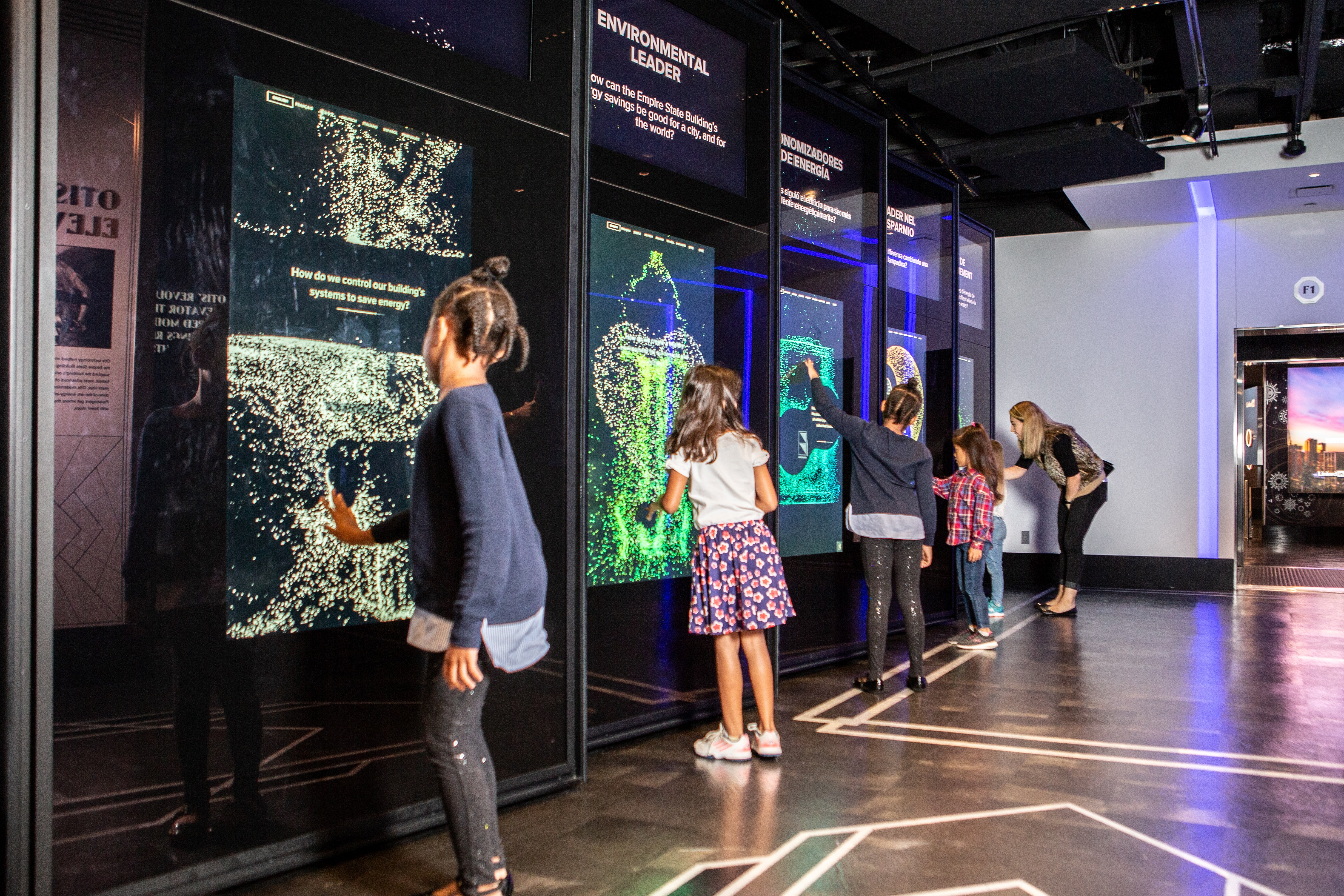 Les enfants interagissent avec l'exposition sur le développement durable de l'ESB