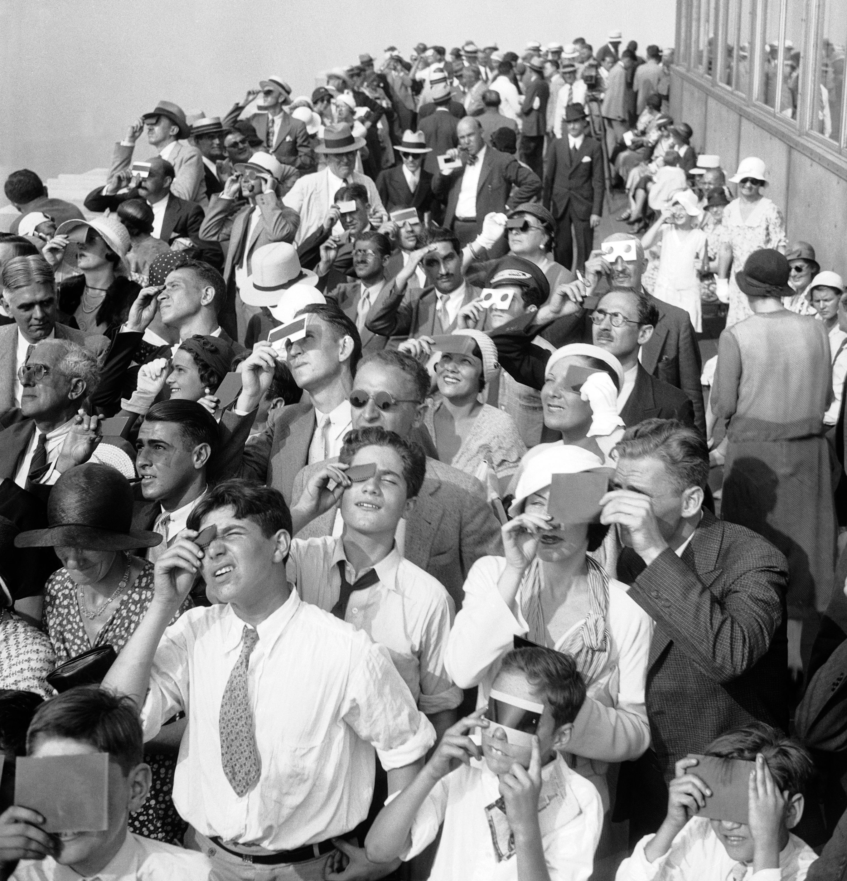 Foto de arquivo de pessoas vendo o eclipse solar do ESB