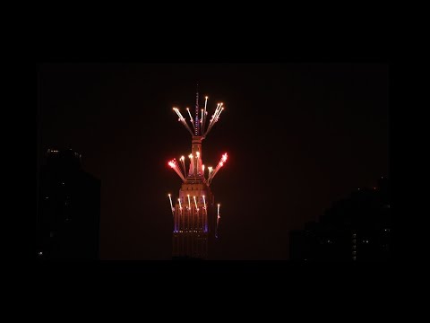 ¡INCREÍBLE FUEGOS ARTIFICIALES lanzados desde el EDIFICIO EMPIRE STATE en NYC!