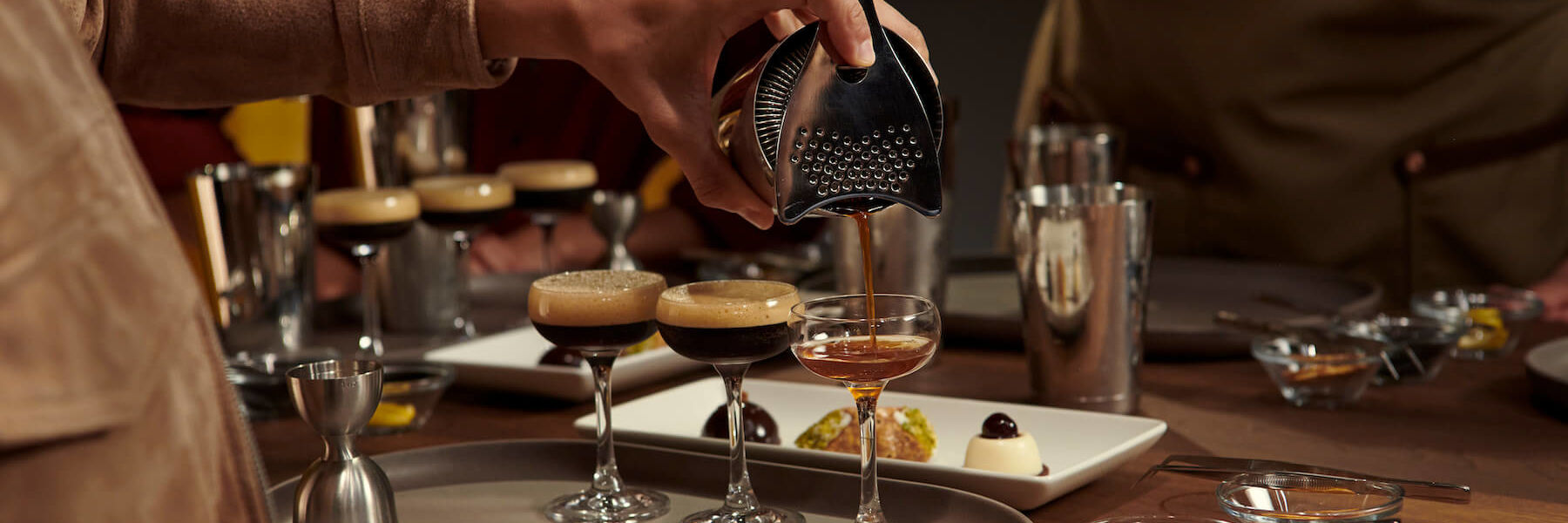 Person gießt Espresso Martini ein