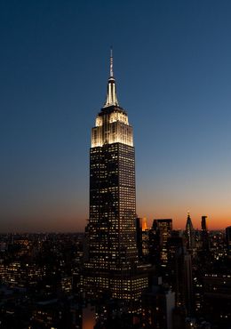 ニューヨークの象徴　アールデコデザインのエンパイアステートビル　タワーライトです