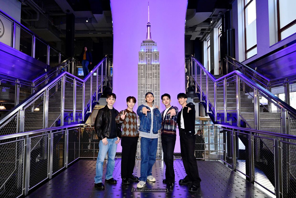 AMNY：「K-POPグループSEVENTEENがニューヨークを嵐と光で魅了ESB