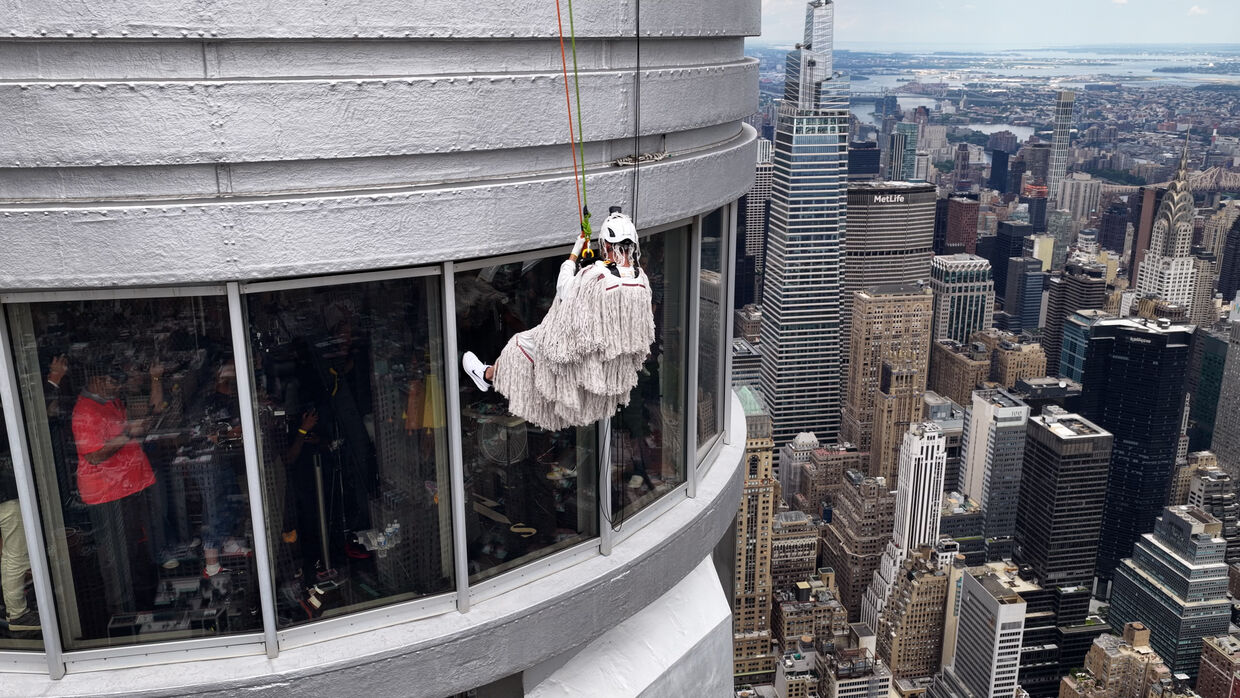 "Impractical Jokers" stunt at the Empire State Building