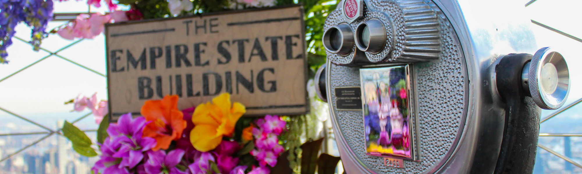 top van het Empire State Building bedekt met bloemen