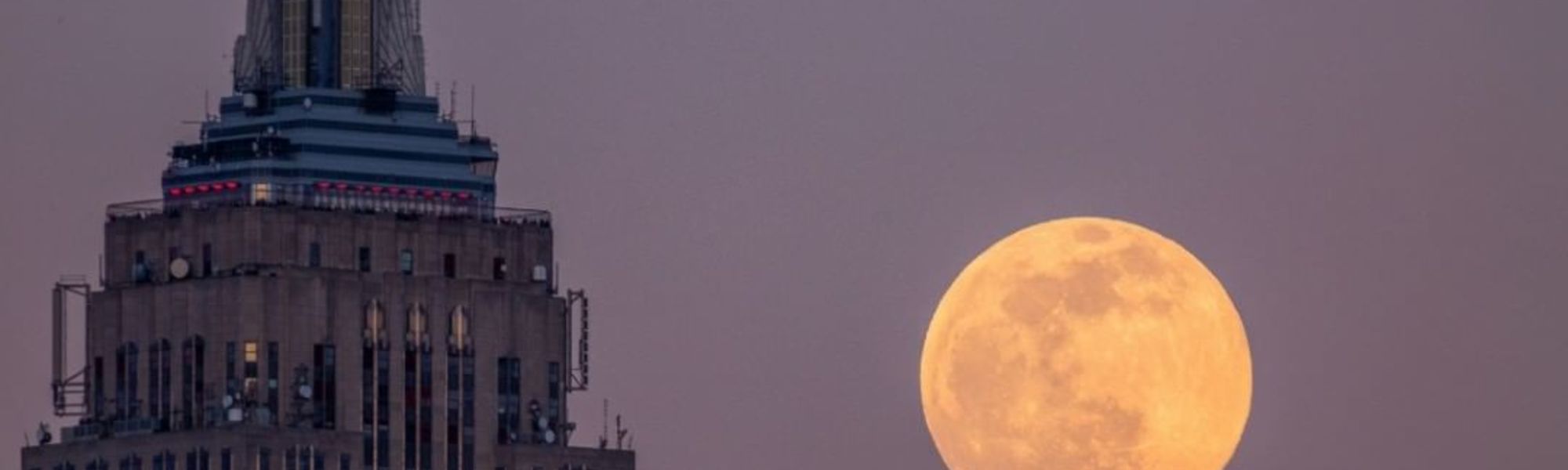 Pleine lune à côté de l'ESB