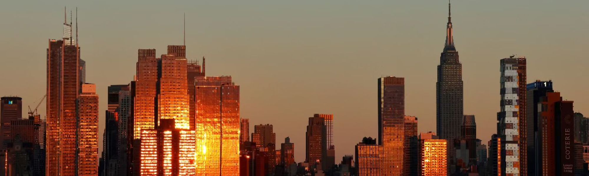 Die Skyline von New York zur goldenen Stunde
