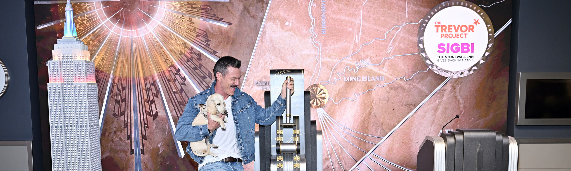 Luke Evans and Lala light up the Empire State Building