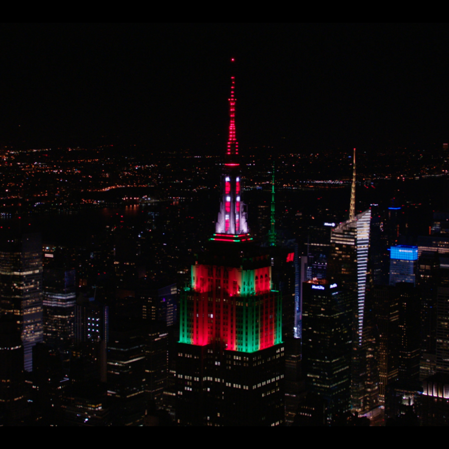 Empire State Building en colores navideños.