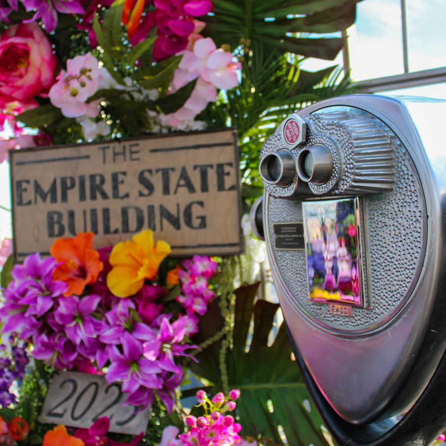 La parte superior del Empire State Building cubierta de flores.