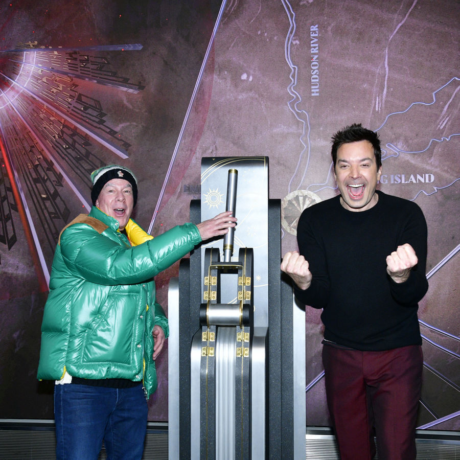 Elvis Duran and Jimmy Fallon flip the ESB light switch