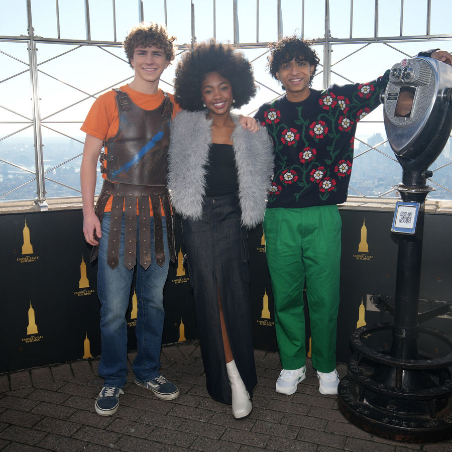 De cast van Percy Jackson op het Observatorium op de 86e verdieping