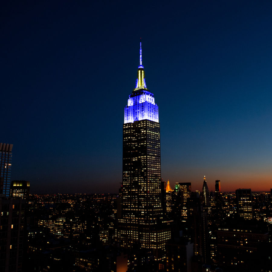 ESB-Lichter in Blau und Gelb zum 50. On-Air-Jubiläum von Chuck Scarborough