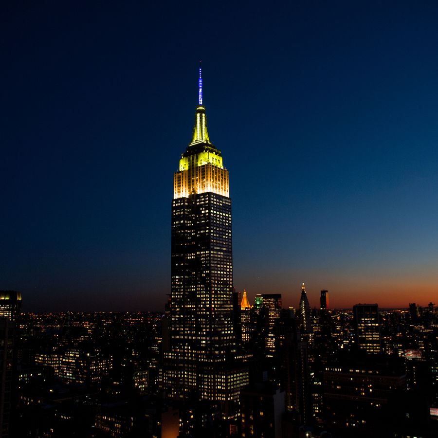 Orange, gelbe und blaue Lichter für Cesar Millan
