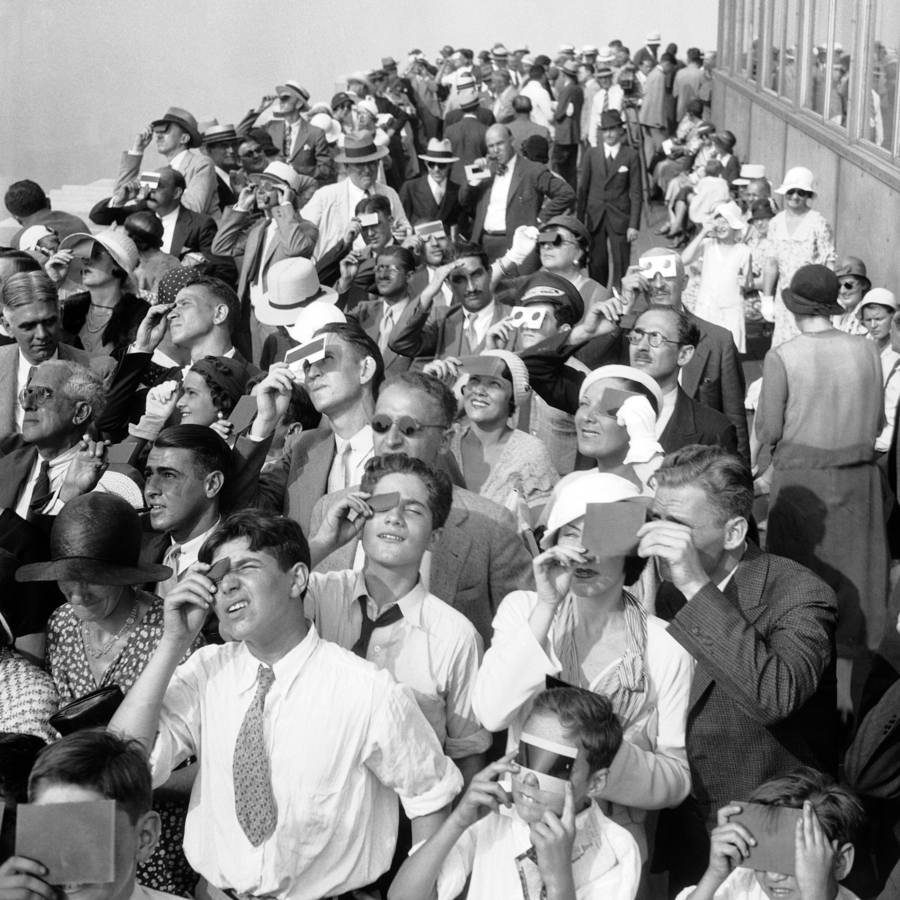 Photo d'archives de personnes observant l'éclipse solaire depuis l'ESB