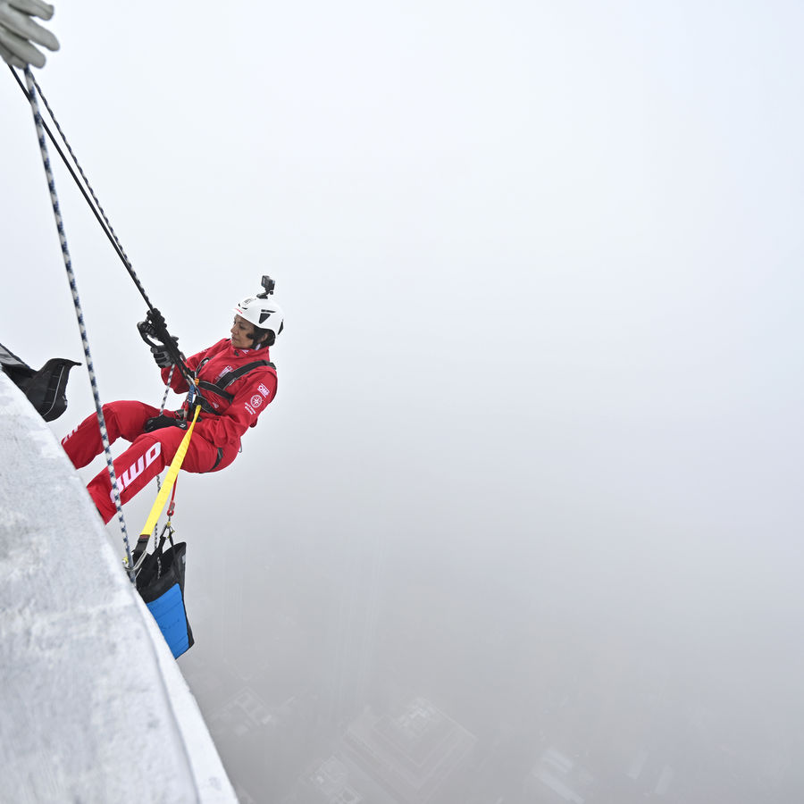 Rappelers descend the Empire State Building