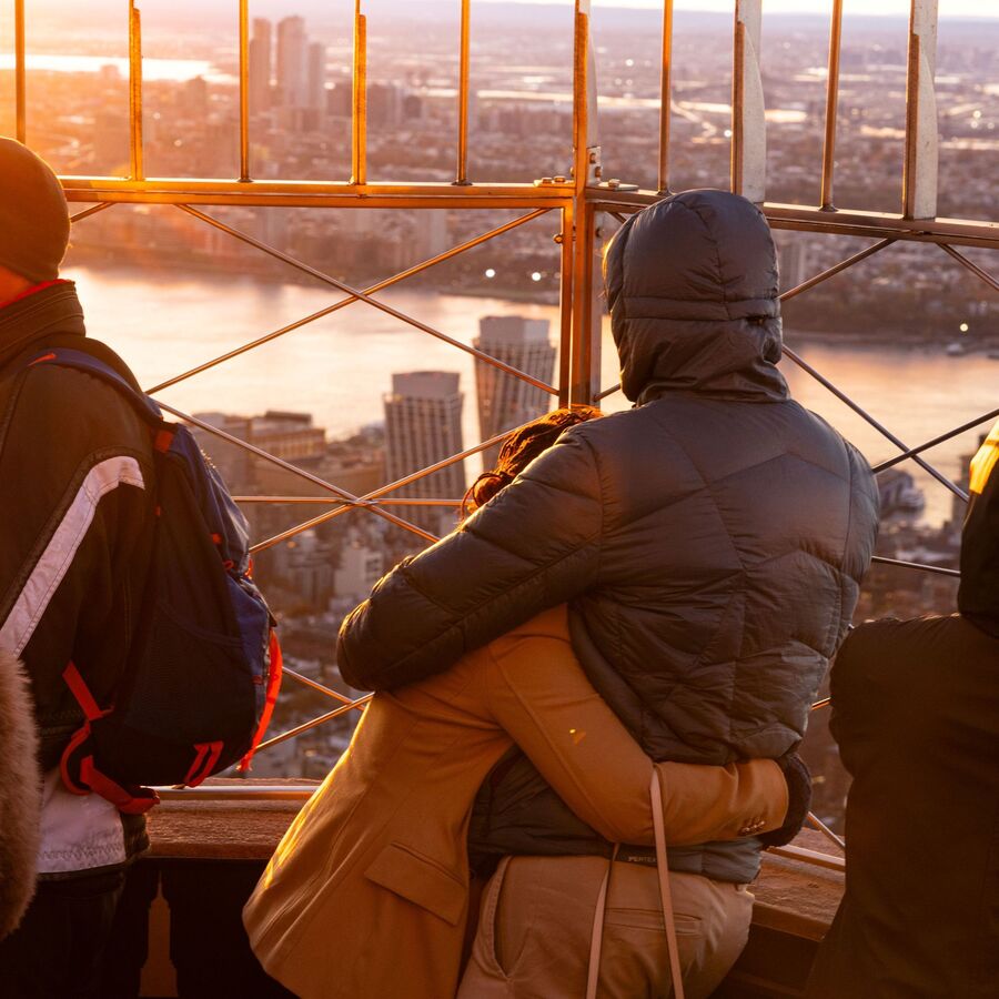 人們從帝國大廈觀景台86樓的觀景台上眺望紐約市。
