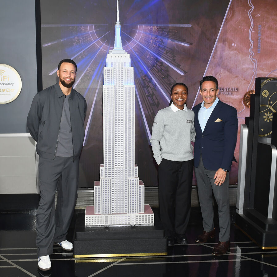 Stephen Curry lights ESB