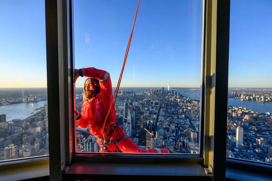 Jared Leto raggiunge l'Osservatorio del 102° piano