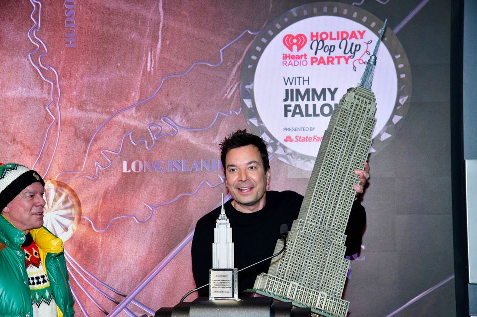 Jimmy Fallon houdt een model van het Empire State Building vast