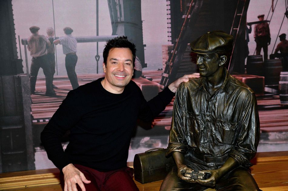 Jimmy Fallon pose avec une statue en bronze à l'Observatoire de l'ESB