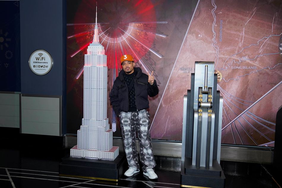 Chance The Rapper posa com a maquete do Empire State Building
