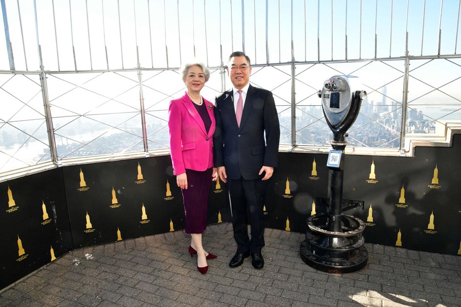 Consul General Huang Ping and Madame Zhang Aiping on the 86th Floor Observatory.