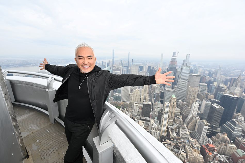 Cesar Millan poseert op de 103e verdieping