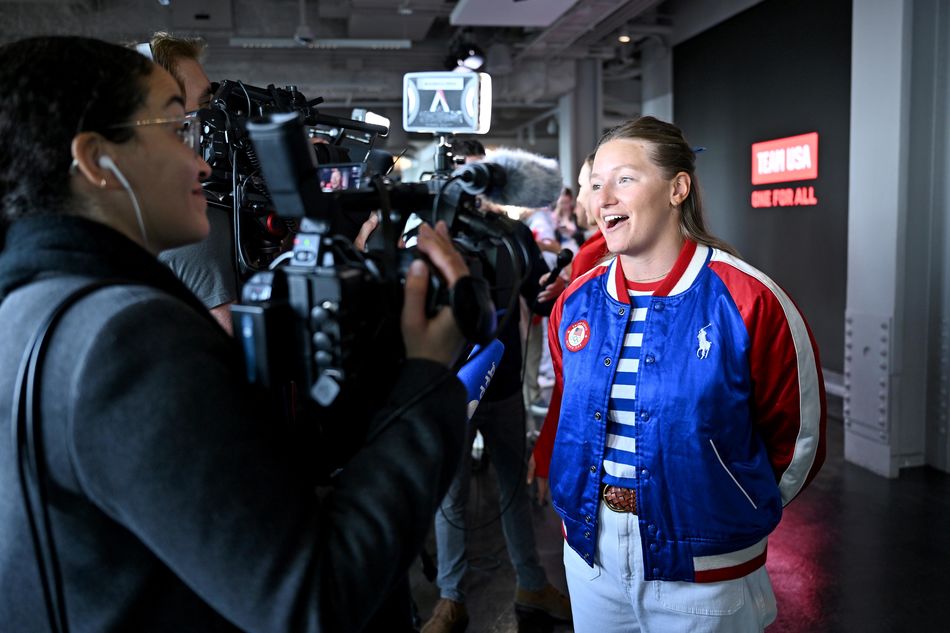 I giornalisti intervistano il Team USA all'80° piano