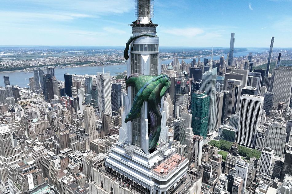 ESBのマストに乗ったドラゴンのヴァガール