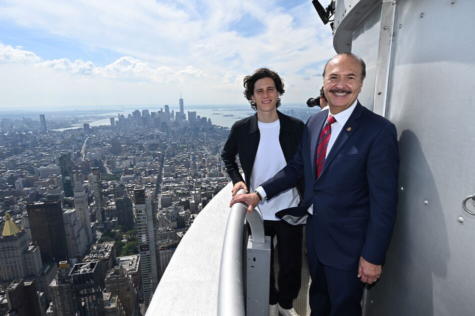 RobeGrill and the Consul General of Mexico in New York on the 103rd Floor
