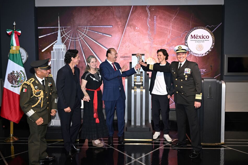 RobeGrill and Consul General group light up the Empire State Building