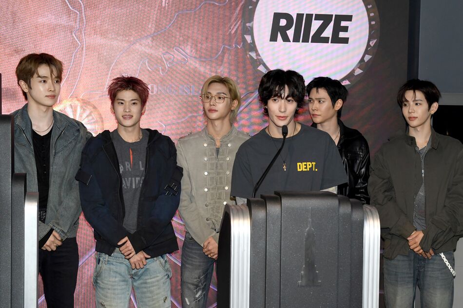 RIIZE speaks at the lighting ceremony