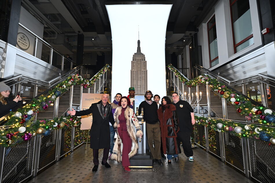 The cast of "Marty Supreme" lights ESB