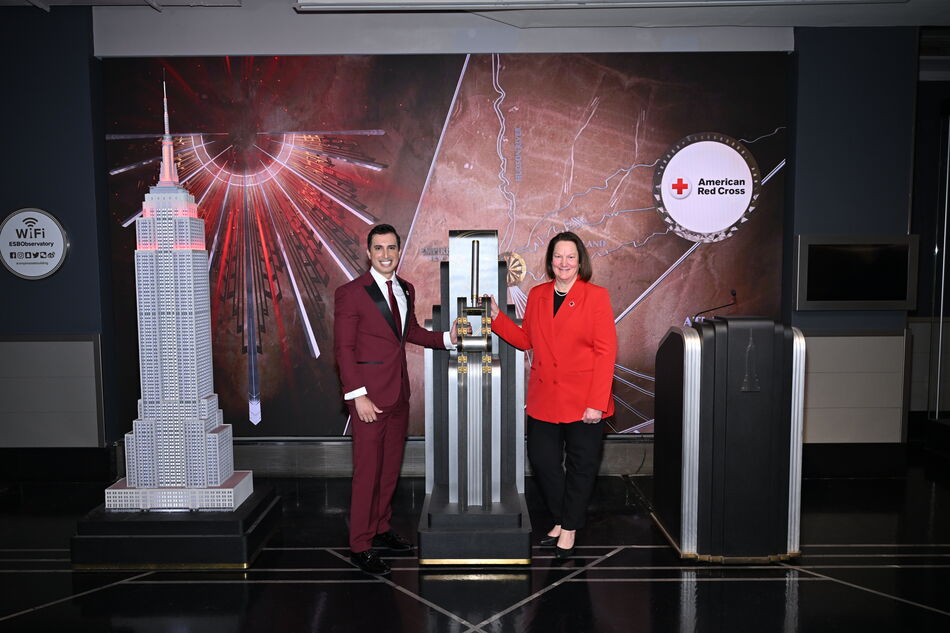 Alejandro Condis and Doreen Howe light the Empire State Building