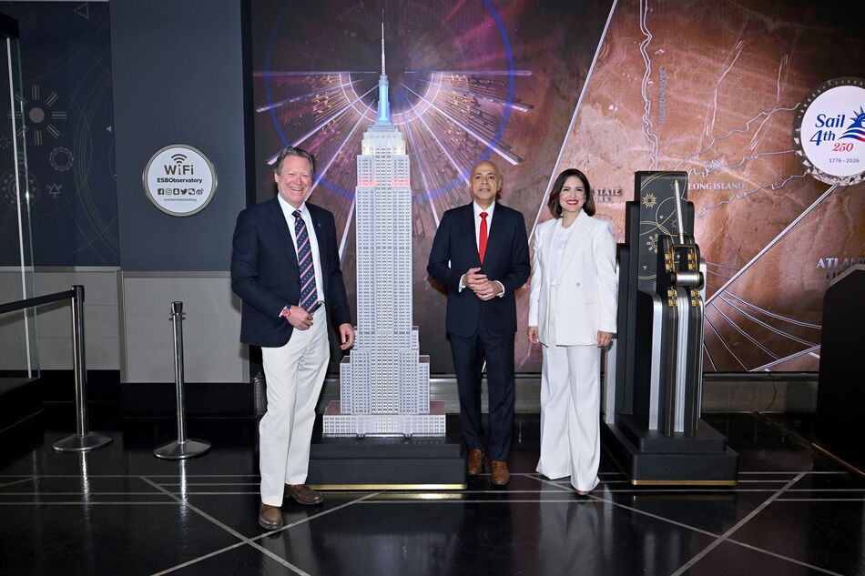 Chris O'brien, David Ushery, and Darling Burdiez light ESB