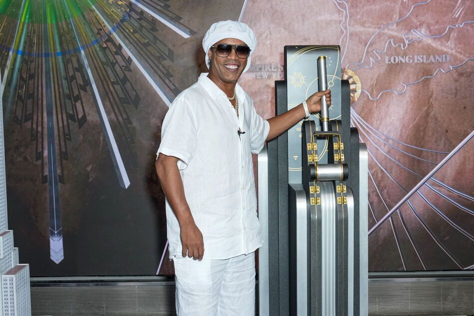 Ronaldinho lights the Empire State Building