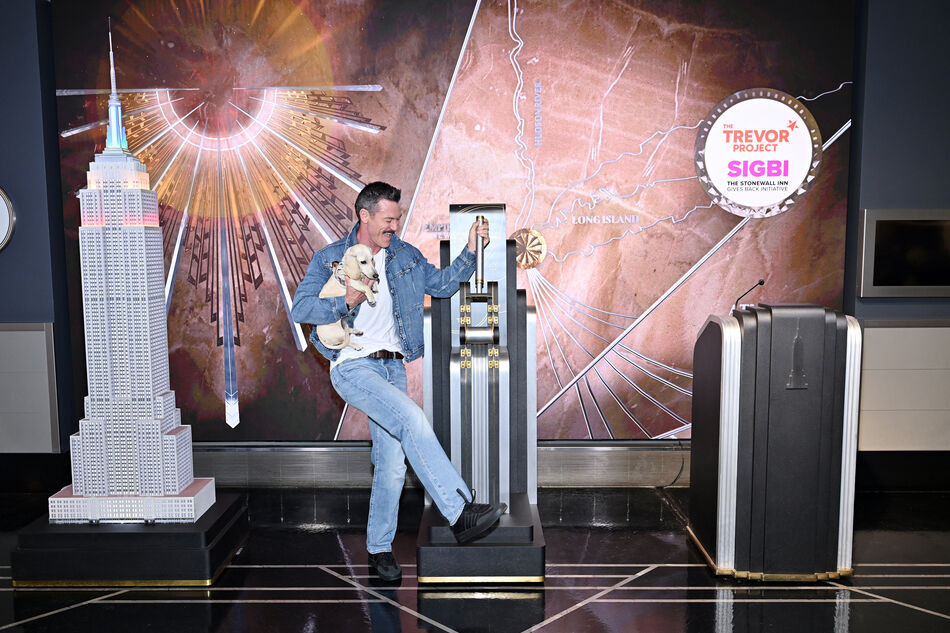 Luke Evans and Lala light up the Empire State Building