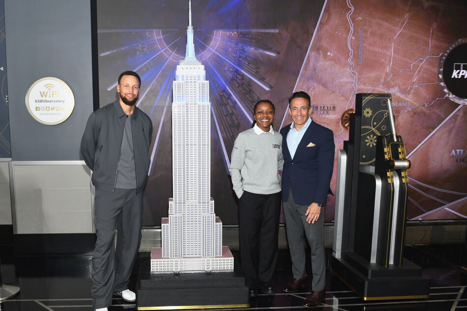 Stephen Curry lights ESB